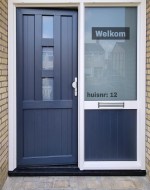 Raamfolie voordeur met tekst welkom en huisnr